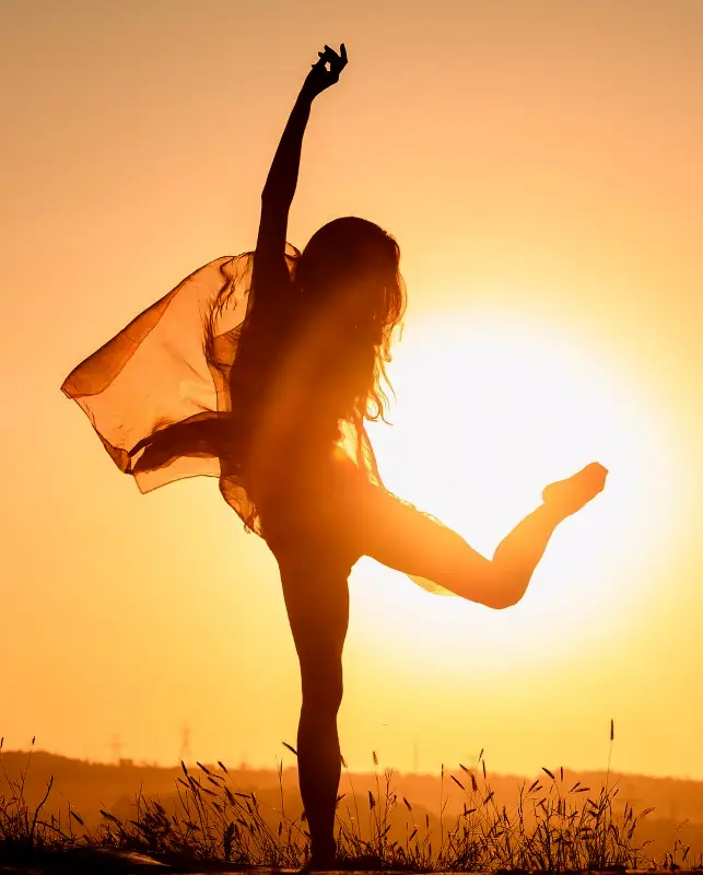Frau tanzt in der Sonne