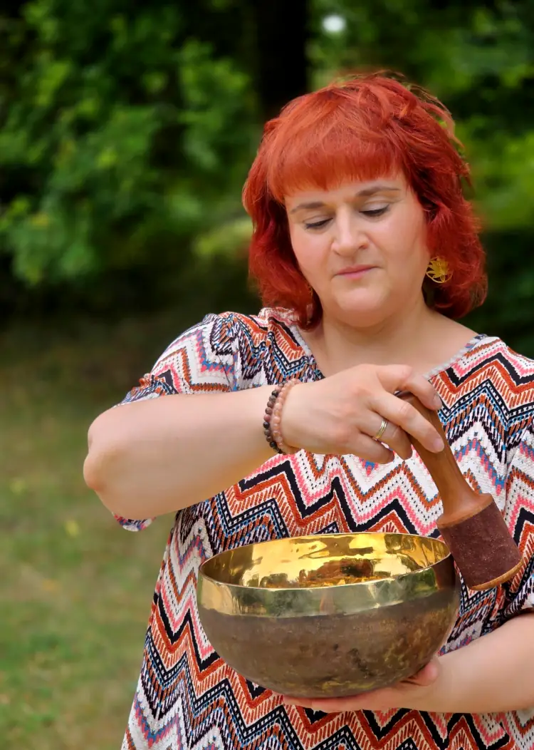Sandra mit Klangschale im Park